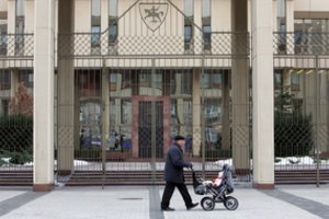 Kalbos apie išmokas už vaikus proseneliams įžiebė diskusiją: jei tėvai veržiasi į darbą, reikia trumpinti atostogas