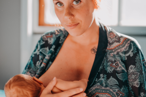 Įtraukti arba įdubę krūtų speneliai: pasakė, kaip išspręsti žindymo problemą