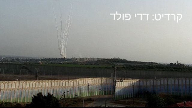 Izraelio kariuomenė sako po raketų atakų smogusi 130 taikinių Gazos Ruože