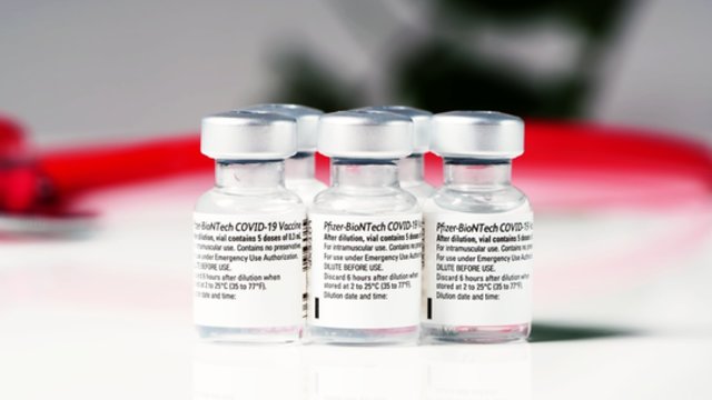 Jau šį mėnesį gali paaiškėti, ar Lietuvoje nuo koronaviruso „Pfizer“ vakcina bus skiepijami ir paaugliai