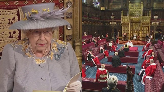 Elžbieta II oficialiai atidarė parlamento sesiją: tai pirmas jos viešas pasirodymas po vyro mirties