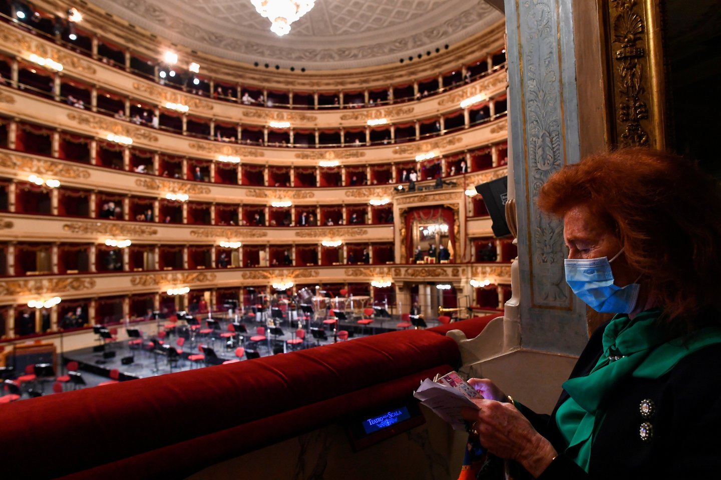  Operos rūmai atsidarė dieną prieš minint 1946 metų istorinio pirmojo koncerto per karą sugriautoje ir per trejus metus atstatytoje „La Scala“ salėje 75-ąsias metines. <br> Reuters/Scanpix nuotr.