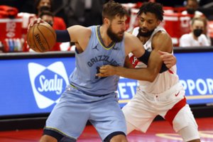 Joną Valančiūną stabdo nugaros skausmai – praleido mačą su „Dallas Mavericks“