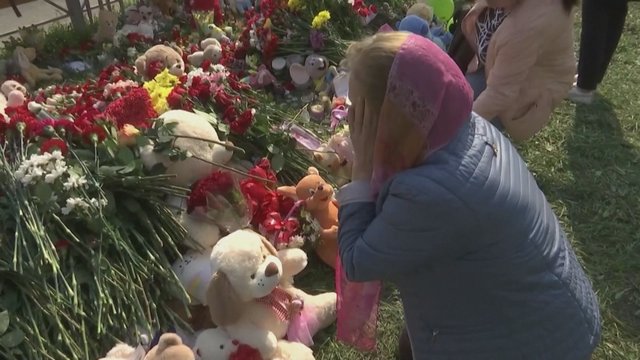 Rusija gedi žuvusių per susišaudymą mokykloje: pagerbė ne tik gėlėmis, bet ir žaislais
