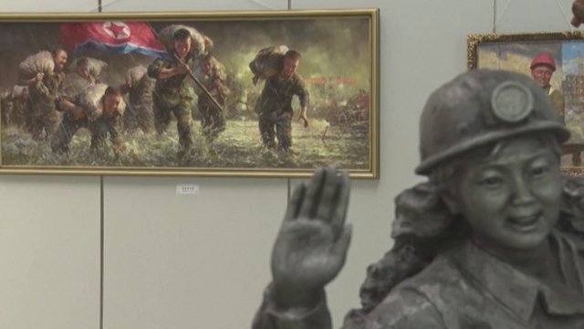 Šiaurės Korėja pristatė kylančių menininkų parodą: siekia skatinti šalies politinį režimą