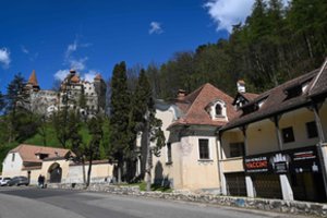 Ypatingas rinkinys: „Drakulos pilis“ siūlo lankytojams COVID-19 vakciną ir nemokamą kankinimų parodą