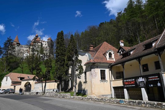 Ypatingas rinkinys: „Drakulos pilis“ siūlo lankytojams COVID-19 vakciną ir nemokamą kankinimų parodą