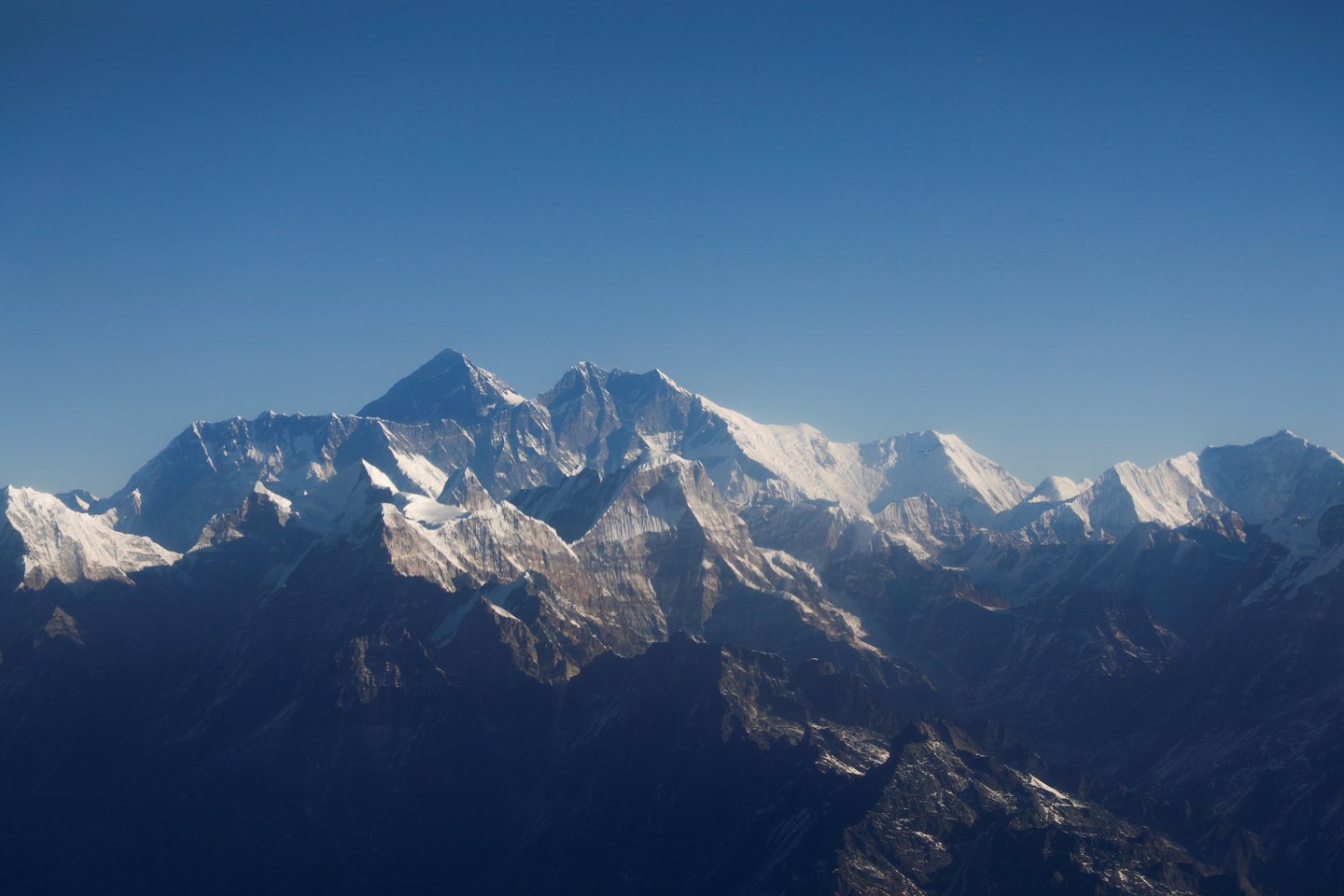  Ant Everesto žuvo du alpinistai iš JAV ir Šveicarijos, ketvirtadienį pranešė ekspedicijų organizatoriai Nepale.  <br> Reuters/Scanpix nuotr.