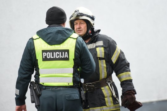 Girtas vyras pranešė apie užminuotą Varėnos kultūros centro kino ir parodų salės pastatą