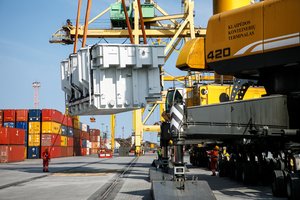 Į Lietuvą atgabentas galingas elektros įrenginys – iki mūsų plaukė 7 tūkst. km