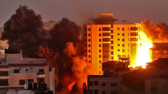 Plečiantis žydų ir palestiniečių konfliktui tęsiasi apšaudymas raketomis, smurtas gatvėse