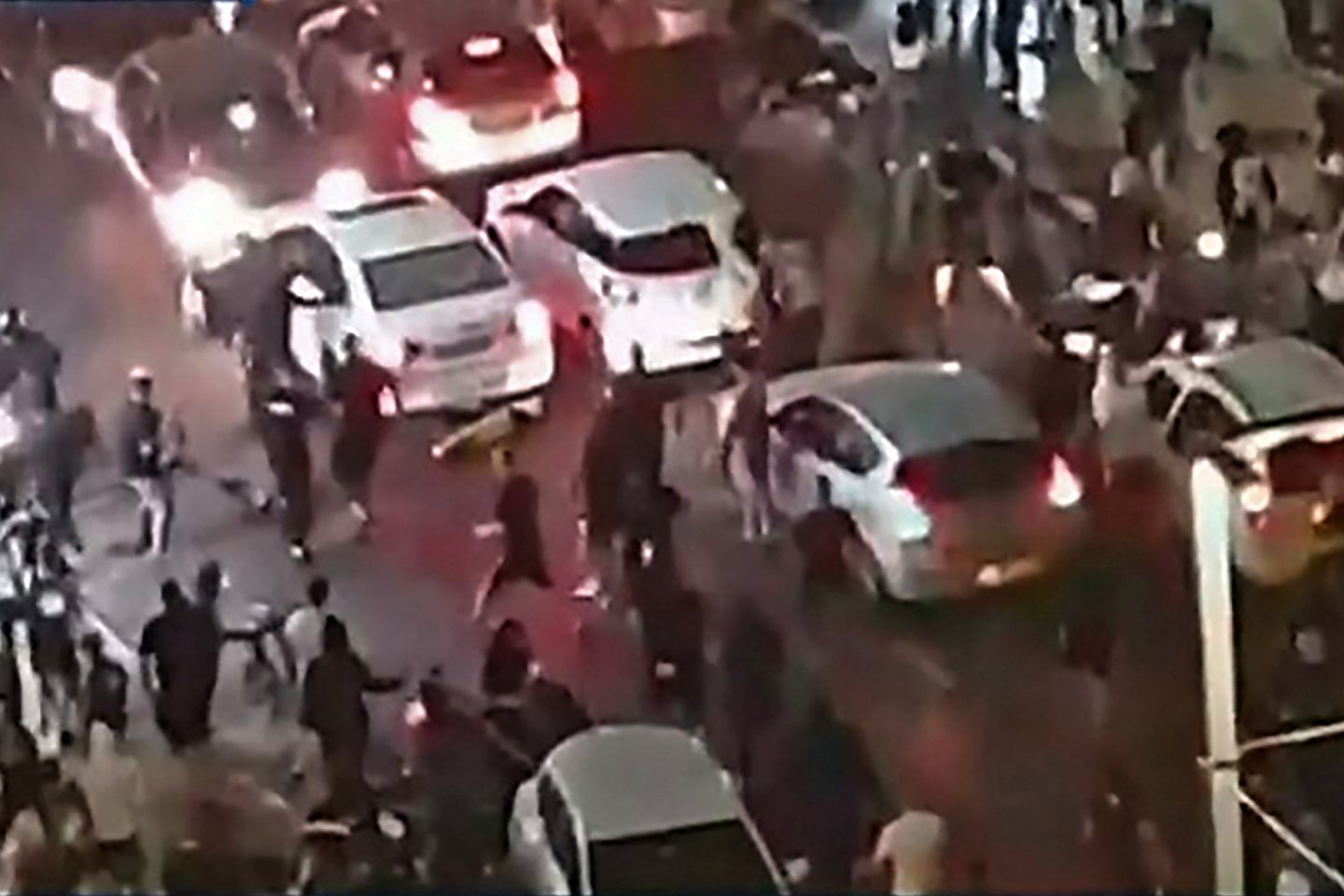 Vėlų trečiadienio vakarą kraštutinių dešiniųjų izraeliečių minia išvilko iš automobilio vyrą, kurį per apsirikimą palaikė arabu ir mušė jį tol, kol šis liko gulėti ant žemės kruvinas ir be gyvybės ženklų.<br>AFP/Scanpix nuotr.