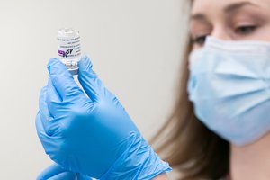 SAM ir ekspertai susikirto dėl skiepijimo „Astrazeneca“ vakcina: daliai žmonių nepalieka jokio pasirinkimo