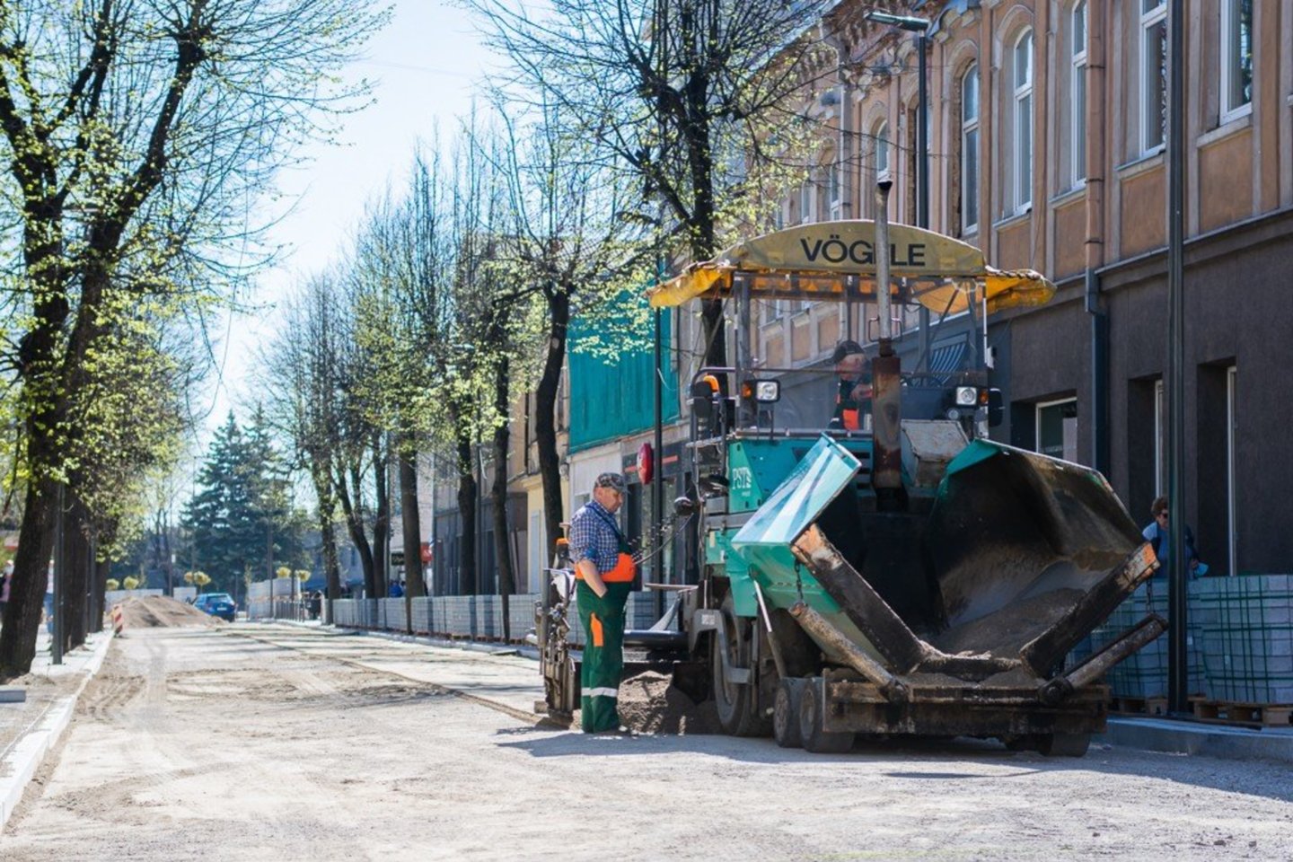 Darbininkai dirba Vasario 16-osios gatvės atkarpoje ir stengsis darbus atlikti, kad būtų galima atdaryti gatves eismui.<br>R.Ančerevičiaus nuotr.