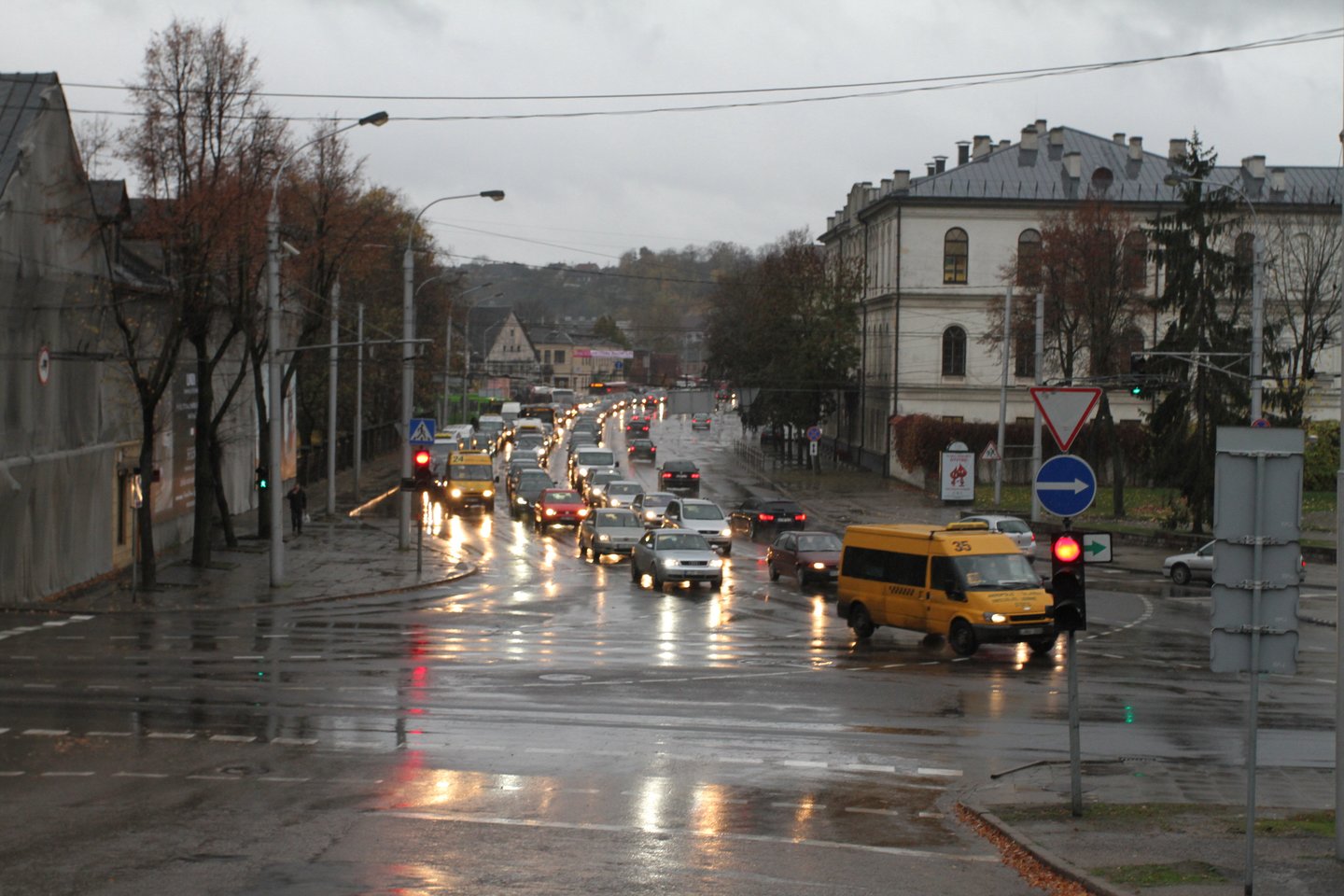 Eismas, pikas, automobiliai, automobilių grūstys, pikas, piko valandos, Kaunas, Šv.Gertrūdos gatvė<br>M.Patašiaus nuotr.