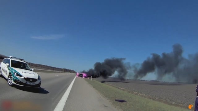 Vaizdai tarytum iš veiksmo filmo: kontrabandininkas padegė automobilį su įkalčiais