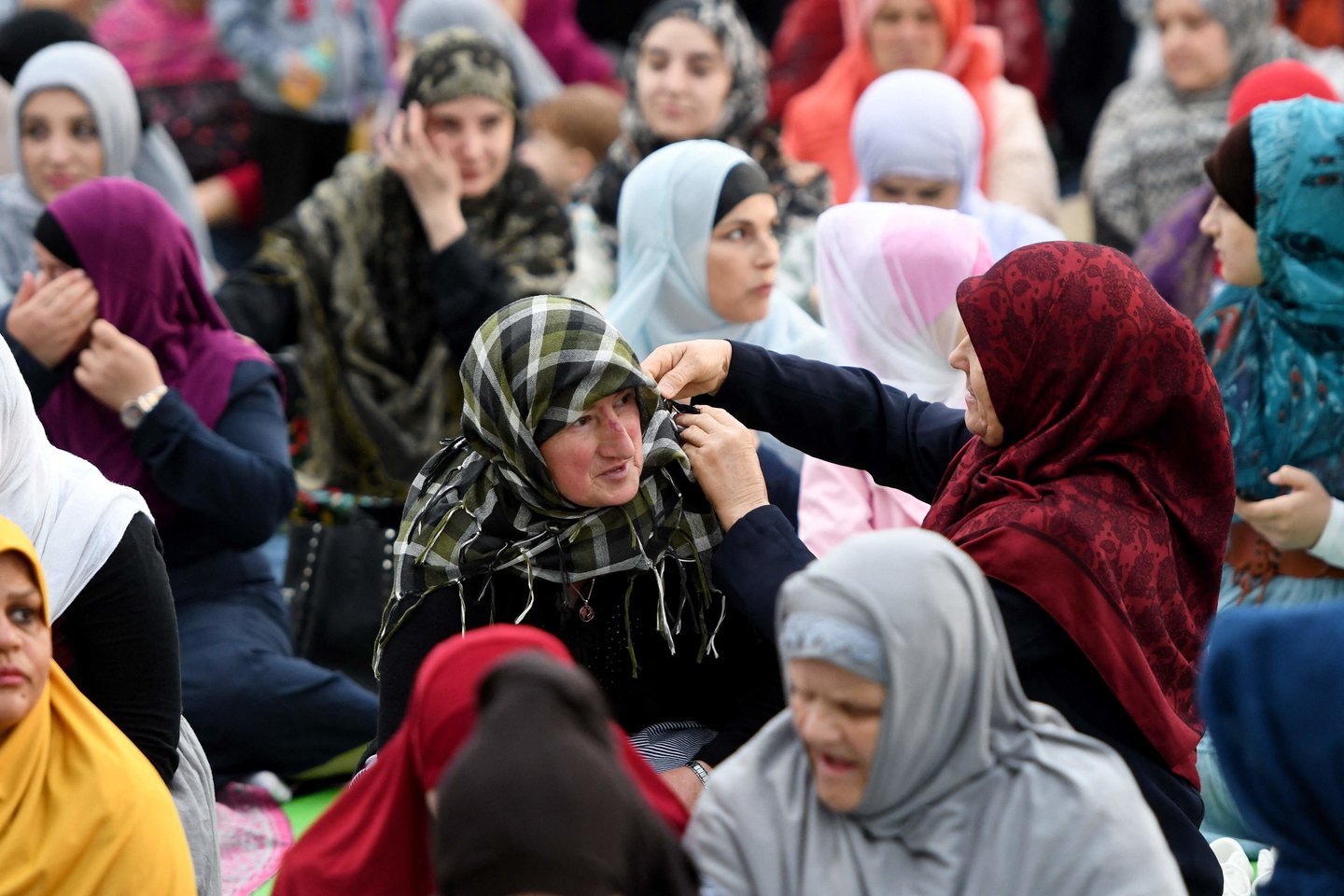 Ketvirtadienį šventinių Id al Fitro pamaldų į aikštę susirinko tūkstančiai musulmonų.<br>AFP/Scanpix nuotr.