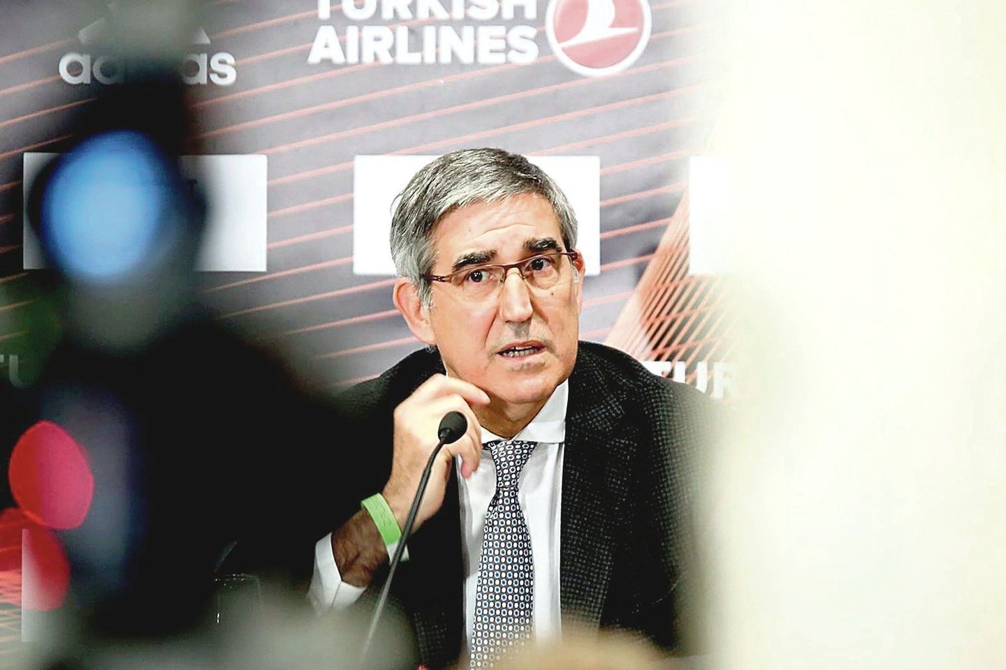 J.Bertomeu spaudžiamas uždaryti Europos taurę.<br>M.Patašiaus nuotr.