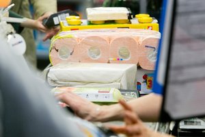 Dėl brangstančių žaliavų gali brangti ir tualetinis popierius: prekybos tinklai jau sulaukė signalų dėl besikeičiančių kainų