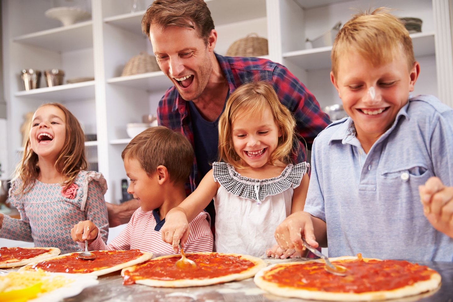 Pasak maisto ekspertės, pasigaminti picą su vaikais – itin paprasta.<br>123rf nuotr.
