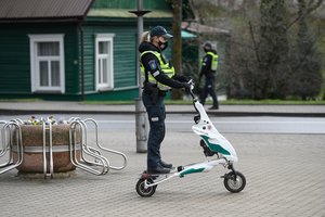 Paspirtukų nuomotojai pajūryje jau spėjo nukentėti nuo poilsiautojų: fiksuodami nuostolius kreipėsi į policiją