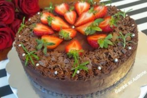 Šokoladinis tortas su vyšniomis ir varškės kremu: receptas, kuriuo verta dalintis