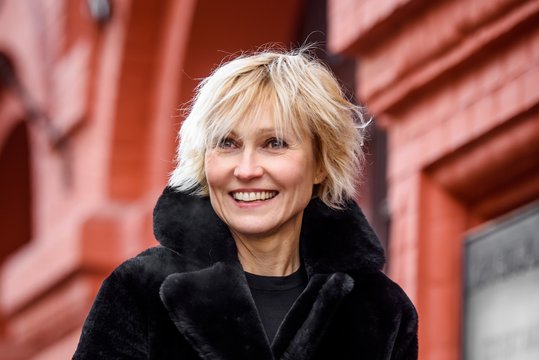 58-erių Ingeborga Dapkūnaitė vėl stojo ant riedučių