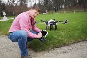 Verslininkas iš Kauno rajono traktorius laukuose keičia dronais