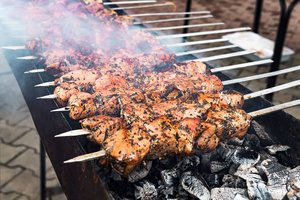 Štai ką būtina žinoti, jei norite iškepti sultingus šašlykus