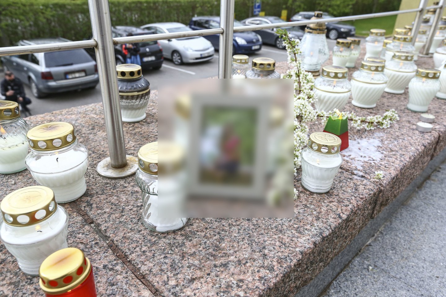 Gydytoja L.Šilinskytė buvo gerbiama už profesionalumą ir drąsą. Gėlėmis ir žvakutėmis ją pagerbę šiauliečiai kolegos įsitikinę, kad tai ir pražudė šią medikę.<br>G.Šiupario nuotr.