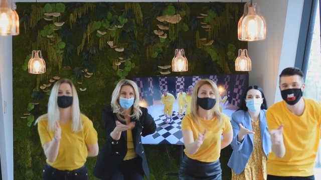 „The Roop“ dainos „Discoteque“ šokis tapo tarsi virusu: viešbučiai jungiasi į geltonąją bangą