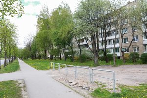 Kaunas tvarkosi savaip: daugiabučio gyventojai norėjo automobilių aikštelės – gavo tvorą