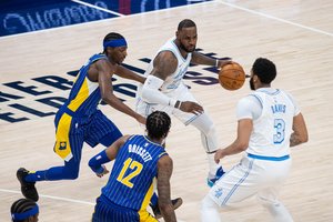 NBA: sugrįžęs L. Jamesas padėjo įveikti D. Sabonio ekipą ir kartu vėl žaidę „Nets“ lyderiai