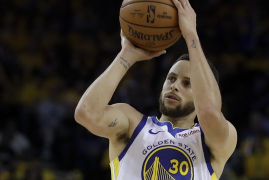 Nesibaigiantys tritaškiai: NBA 9 kartą iš eilės pasiekė pataikytų tolimų metimų rekordą.