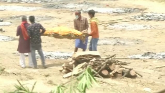 Kritinė padėtis Indijoje: dėl perpildytų krematoriumų žmonių kūnai išmetami į Gango upę