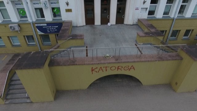 Gydytojos netekties sudrebinta Šiaulių ligoninė sulaukė išpuolio – ant įstaigos atsirado užrašas „Katorga“