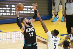 J. Valančiūno pastangas laimėti sužlugdė siautėjęs S. Curry: mažasis įžaidėjas išrašė lietuviui dar ir bloką