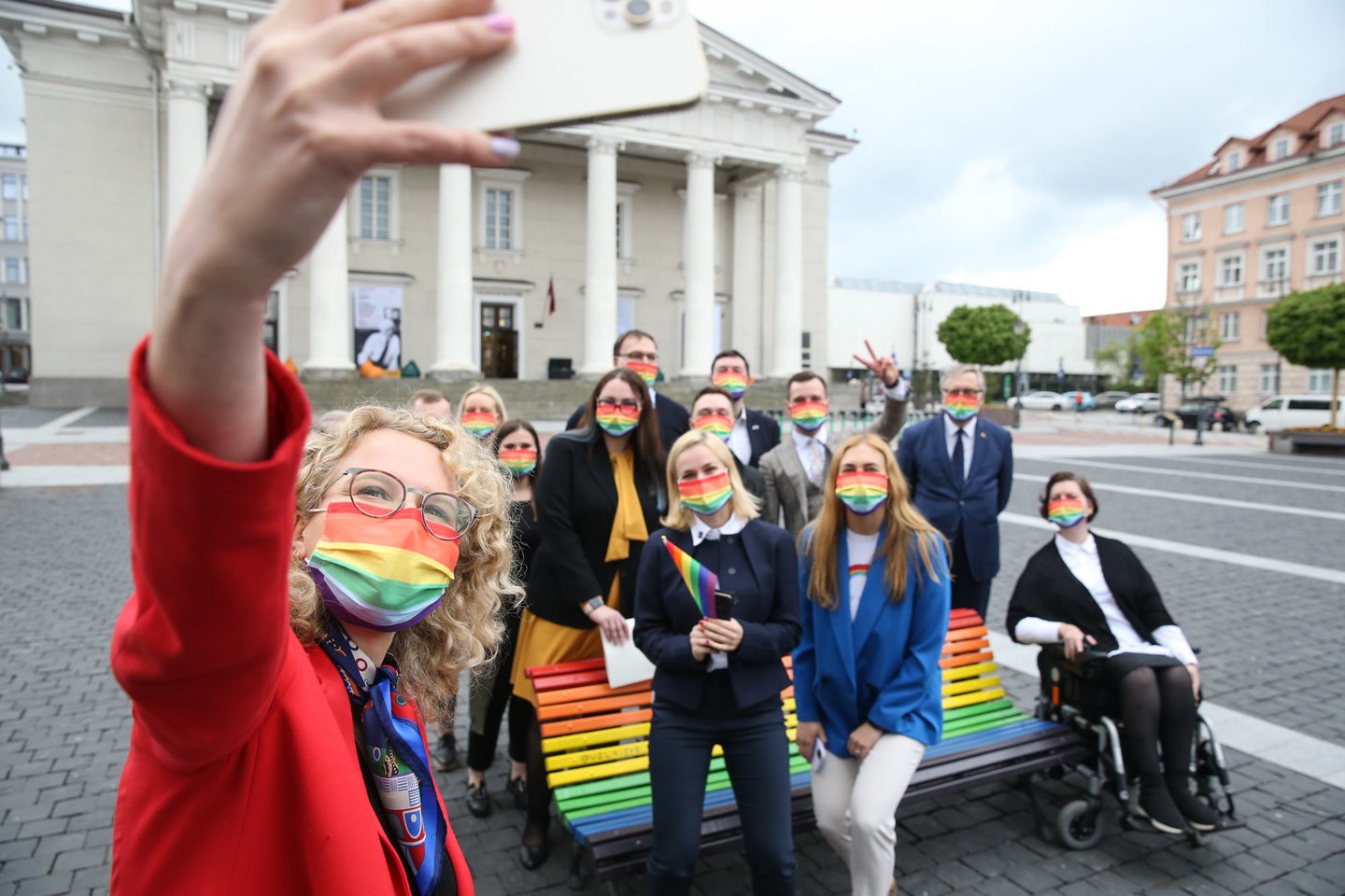 Minint Tarptautinę dieną prieš homofobiją ir transfobiją Vilniaus Rotušės aikštė pasipuošė vaivorykštės spalvų suoliuku.<br>R.Danisevičiaus nuotr.
