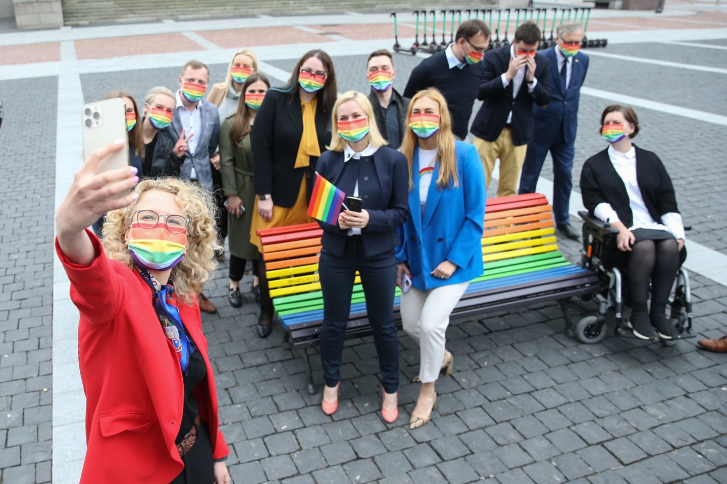 Minint Tarptautinę dieną prieš homofobiją ir transfobiją Vilniaus Rotušės aikštė pasipuošė vaivorykštės spalvų suoliuku.<br>R.Danisevičiaus nuotr.