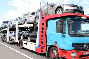 Balandį naudotų lengvųjų automobilių rinka išaugo daugiau nei dvigubai – atskleidė, kas tam padarė įtaką