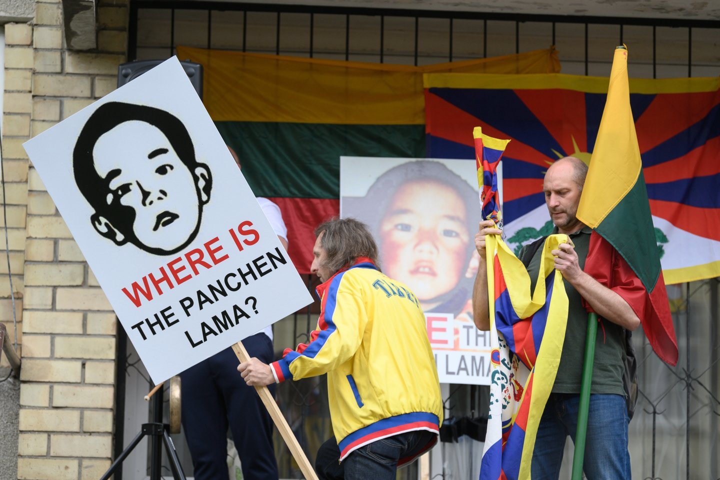 Prie Kinijos ambasados Vilniuje pirmadienį surengtas piketas dėl politinių kalinių ir žmogaus teisių pažeidimų Tibete, Sindziange ir Honkonge.<br>V.Skaraičio nuotr.