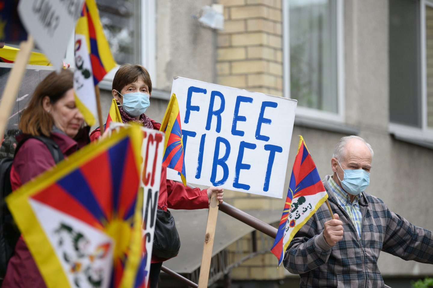 Prie Kinijos ambasados Vilniuje pirmadienį surengtas piketas dėl politinių kalinių ir žmogaus teisių pažeidimų Tibete, Sindziange ir Honkonge.<br>V.Skaraičio nuotr.