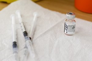 Pirmadienį Lietuvą pasiekė dar beveik 102 tūkst. „Pfizer“ vakcinos dozių