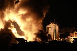 Intensyvėjant diplomatinėms pastangoms Izraelio smūgiai Gazos Ruože nesiliauja