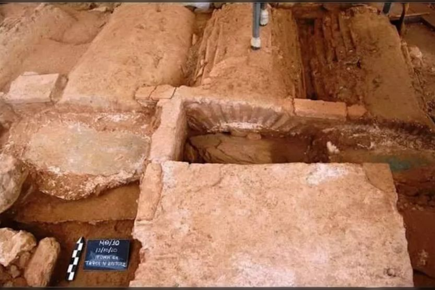  Per pastaruosius kasinėjimus archeologai čia atrado septynis kapus. Kai kuriuose kapuose buvo palaidota po du asmenis – tačiau jokių įkapių nebuvo rasta. Tačiau arkos formos kape buvo asmens, kuris buvo palaidotas su ginklais, palaikai.<br>E.Maniotiso nuotr.