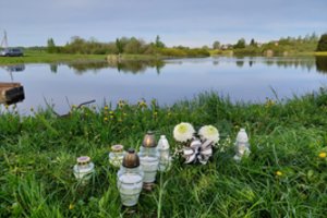 Kelmės r. prie tvenkinio – ašaros ir žvakutės: aiškėja daugiau detalių apie tragišką dviejų mergaičių mirtį