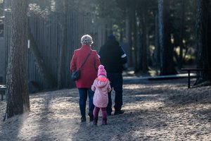 Seimas priėmė svarstyti siūlymą už vaikų priežiūrą mokėti ir proseneliams