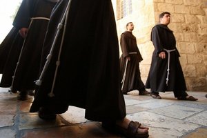 Vilnius kviečia pasekti vienuolių pėdsakais ir „pasimatuoti“ jų abitus