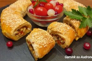 Sluoksniuotos tešlos pyragas su vištiena bus gardus ir karštas, ir atvėsęs