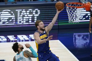 Arti karjeros rekordo buvęs D. Sabonis su „Pacers“ pratęsė savo sezoną: sutriuškino „Hornets“ klubą